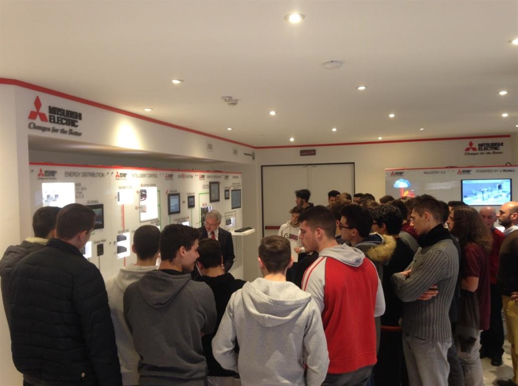 Mitsubishi Electric avvicina gli studenti delle superiori alla robotica